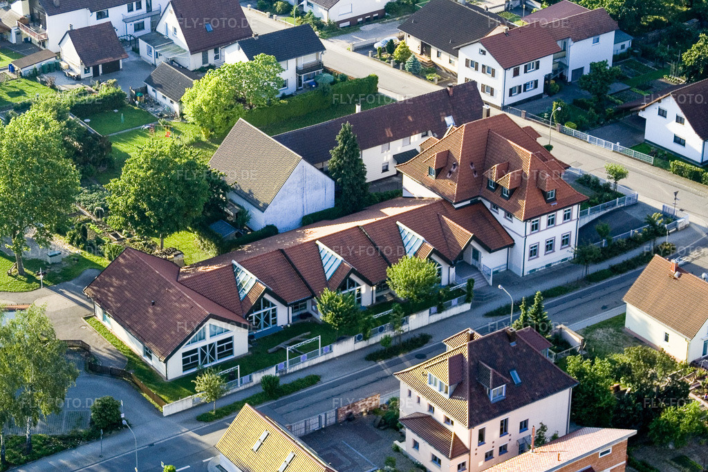 Luftbild: Kath. Kindertagesstätte St. Leo im Ortsteil Schaidt in Wörth im Bundesland Rheinland-Pfalz in Deutschland. Foto: IMG_2718.jpg vom 11.06.2006 durch Werner Riehm/FLY-FOTO.de