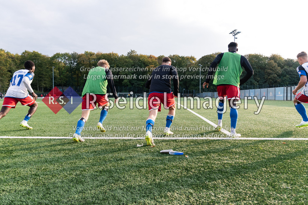 RS-1-017567 | HSV-Nachwuchsspieler laufen Sprints über den Kunstrasenplatz in der Abendsonne unter bewölktem Himmel.