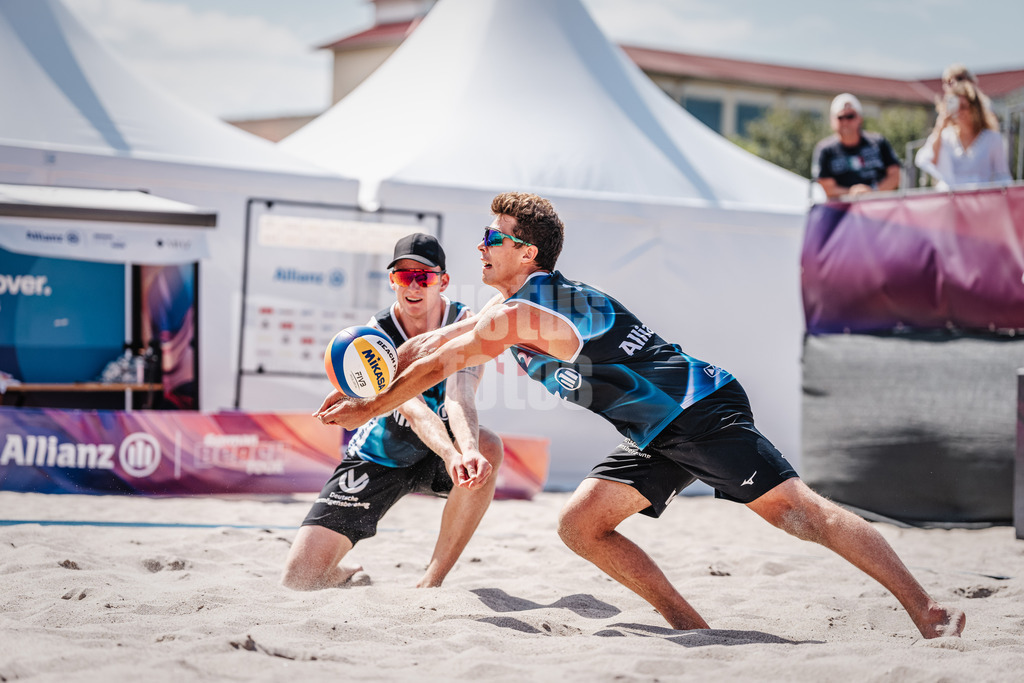 Beachvolleyball | Männer  | Allianz German Beach Tour 2024 | Tourstop Kühlungsborn | 10.08.2024 | v.l. Philipp Huster und Lui Wüst streiten um die Annahme