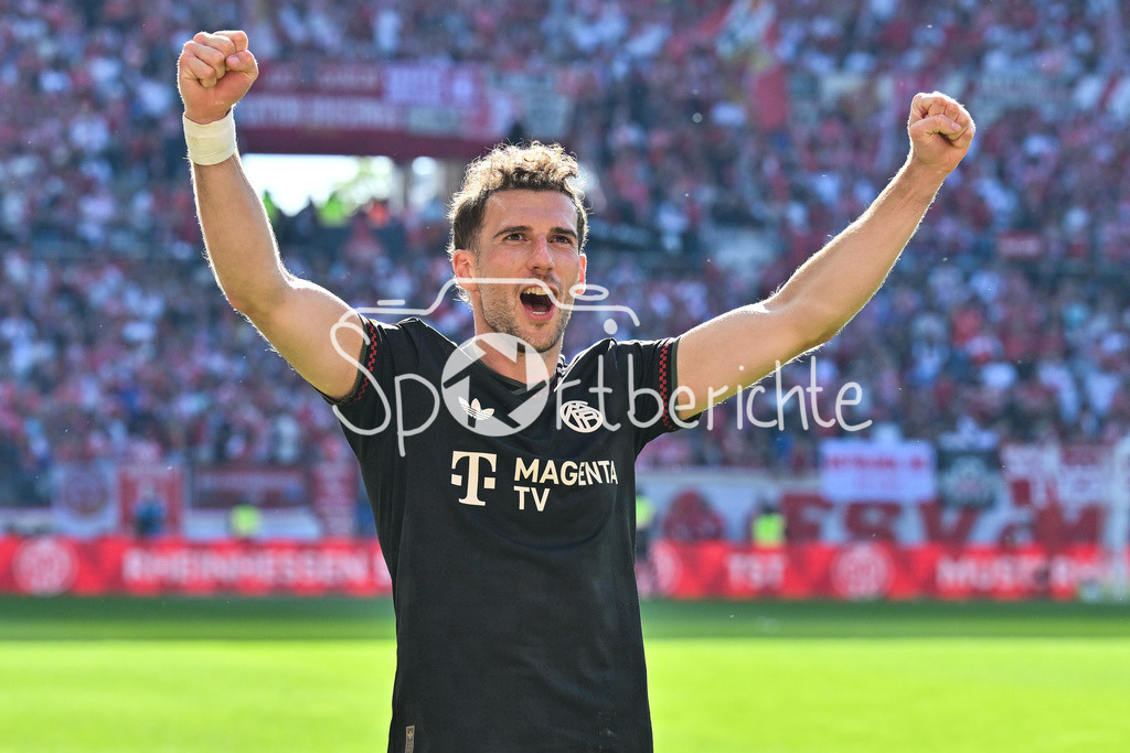 1. FSV Mainz 05 - FC Bayern München | MAINZ, GERMANY - 25. APRIL: die Spieler der Bayern feiern zusammen mit den Fans den Auswärtssieg in Mainz nach dem Bundesligamatch zwischen dem 1. FSV Mainz 05 und dem FC Bayern München am 31. Spieltag in der MEWA Arena / DFL REGULATIONS PROHIBIT ANY USE OF PHOTOGRAPHS AS IMAGE SEQUENCES AND/OR QUASI-VIDEO / Leon GORETZKA (FC Bayern Munich 8)