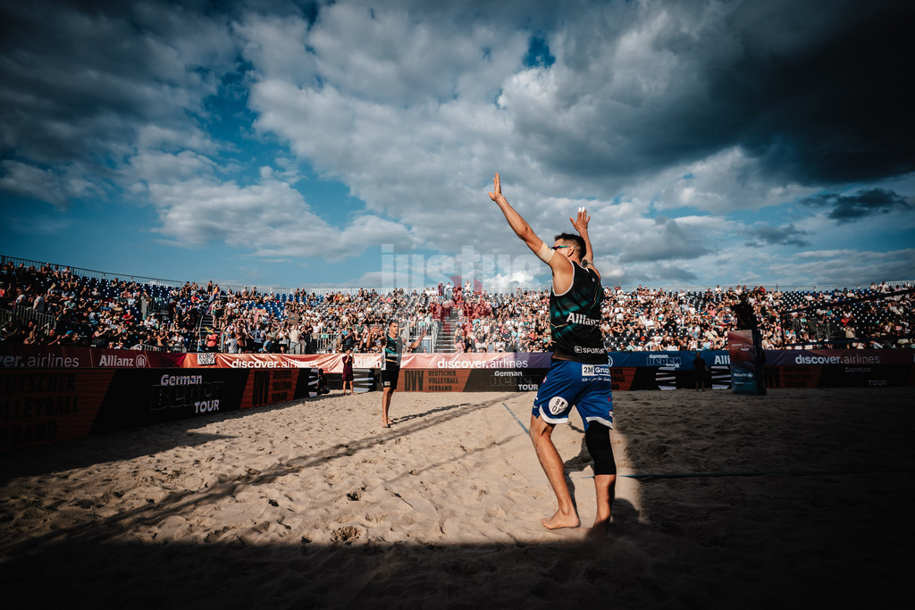 Beachvolleyball | Männer | Deutsche Meisterschaften 2025 Timmendorfer Strand | 04.09.2025 | David Poniewaz beim Einlauf in das Stadion
