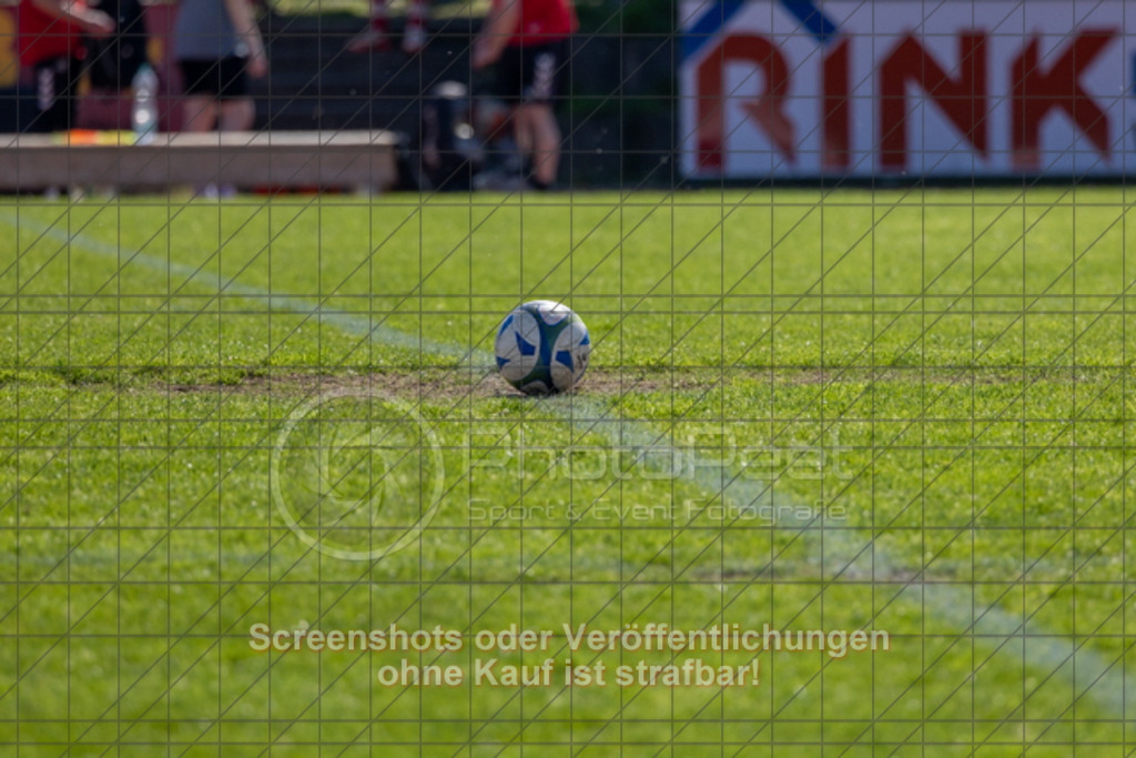 20250501_102152_0006 | #,1.FC Donzdorf II (rot) vs.1.Göppinger SV (weiß), Fussball, Frauen-Bezirkspokal Halbfinale Saison 2024/2025, Rasenplatz Lautertal Stadion, Süßener Straße 16, 73072 Donzdorf, 01.05.2025 - 10:30 Uhr,Foto: PhotoPeet-Sportfotografie/Peter Harich