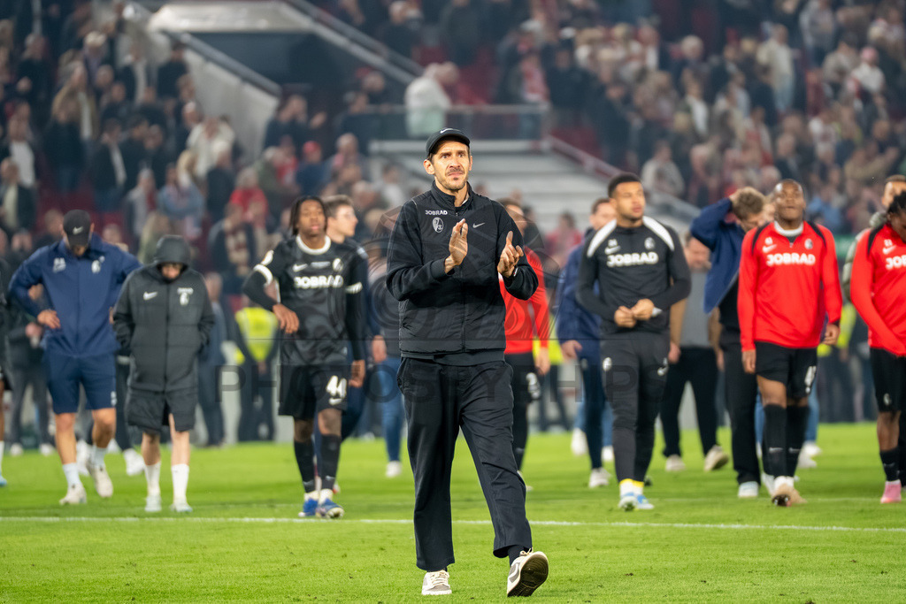 VfB Stuttgart vs. SC Freiburg, Fussball, DFB-Pokal, Halbfinale, 23.04.2026 | Julian Schuster (Trainer SC Freiburg) bedankt sich bei den Fans fuer/für den Support,VfB Stuttgart vs. SC Freiburg, Fussball, DFB-Pokal, Halbfinale, 23.04.2026DFB regulations prohibit any use of photographs as image sequences and/or quasi-video