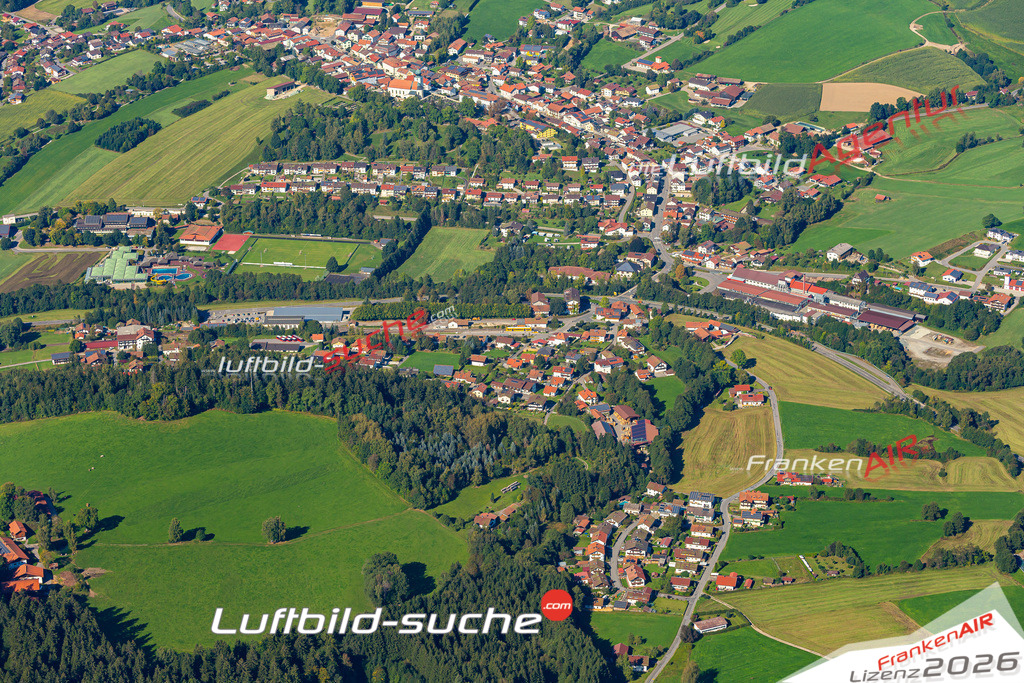 Die Luftaufnahme Hütten - Lam wurde 2021 mittels Flugzeug (keine Drohne) erstellt. Hohe Auflösung -für große Poster und Wandbilder geeignet!
