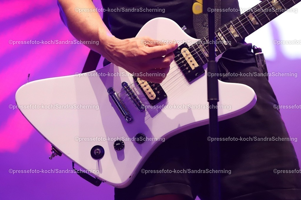 xSSC04072501031 | 04.07.2025, xsscx, Köln, Heumarkt, Cologne Pride: Flo Peil spielt eine Gitarre von Phantom (Model: Explorer) während eines Konzertes im Rahmen des Cologne Pride 2025