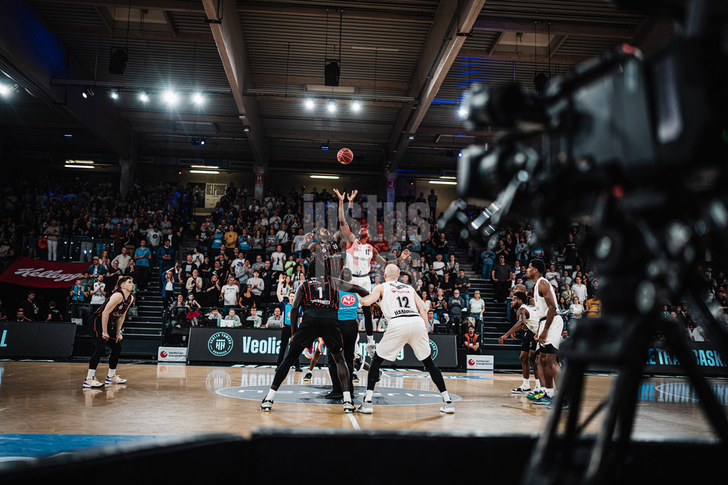 Basketball | Männer | Saison 2023/2024 | easyCredit Basketball Bundesliga | 32. Spieltag | Veolia Towers Hamburg vs. NINERS Chemnitz | 04.05.2024 | Tip Off Ousman Krubally (#24, NINERS Chemnitz) und Vincent King (#13, Veolia Towers Hamburg)