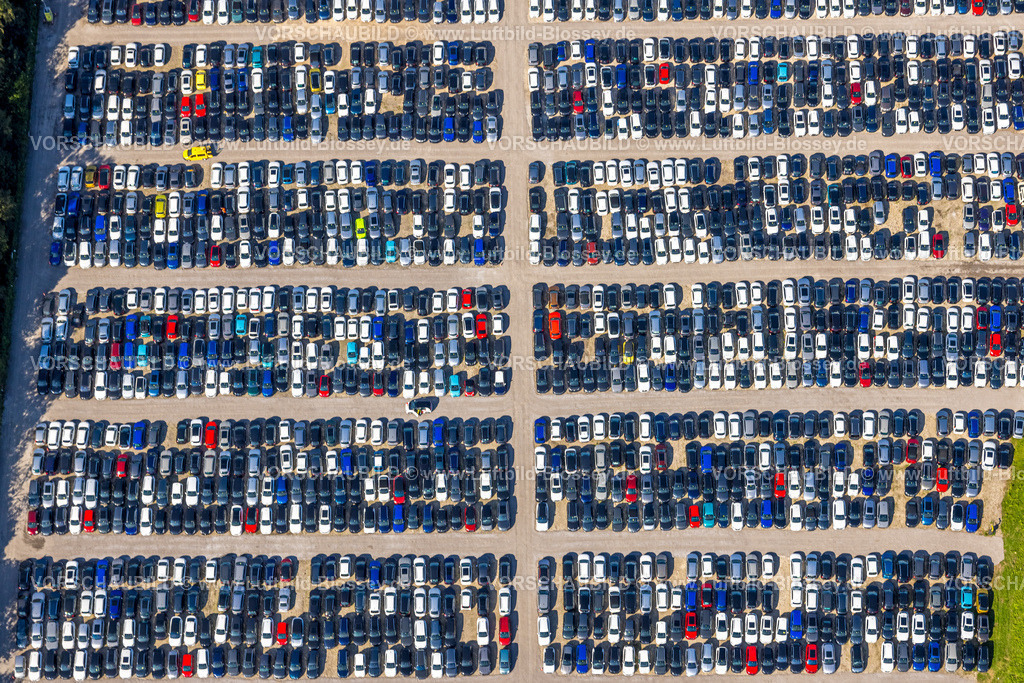 Hattingen240810217 | Luftbild, Gewerbegebiet Nierenhofer Straße, ehemaliges O&amp;K Gelände für geplantes Stadtquartier, aktuell Großparkplatz mit Hunderten von PKW, Formen und Farben, Rosenthal, Hattingen, Ruhrgebiet, Nordrhein-Westfalen, Deutschland