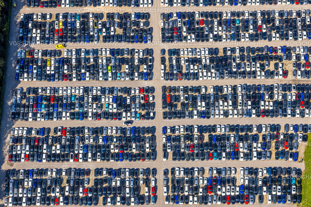 Hattingen240810217 | Luftbild, Gewerbegebiet Nierenhofer Straße, ehemaliges O&amp;K Gelände für geplantes Stadtquartier, aktuell Großparkplatz mit Hunderten von PKW, Formen und Farben, Rosenthal, Hattingen, Ruhrgebiet, Nordrhein-Westfalen, Deutschland