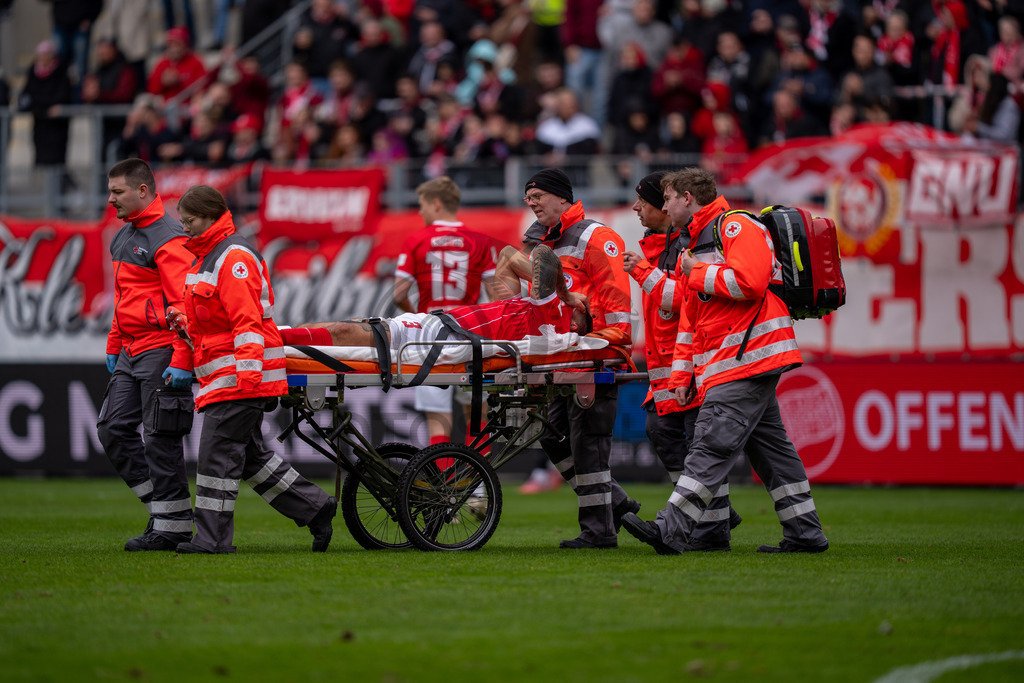 Kickers Offenbach vs. SG Sonnenhof Grossaspach, Fussball, Regionalliga Suedwest, 24. Spieltag, 14.03.2026 | Maximilian Rossmann (Kickers Offenbach, #03) liegt verletzt auf der Trage und wird abtransportiert,Kickers Offenbach vs. SG Sonnenhof Grossaspach, Fussball, Regionalliga Suedwest, 24. Spieltag, 14.03.2026Foto: photosbyphips/Philip Ziegler