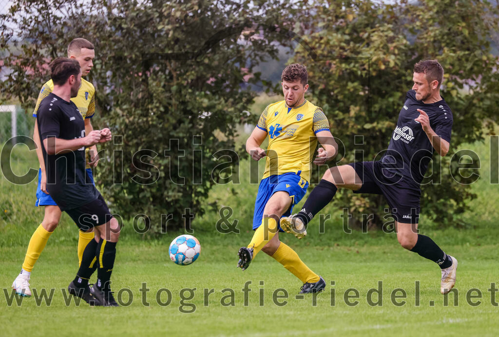 2023-09-03_026_TSV_Grafing_II_gegen_SV_Dornach_II | Grafing, Deutschland, 03.09.2023:
Fußball, A-Klasse 2023 / 2024, 3. Spieltag, TSV Grafing II gegen SV Dornach II, Endergebnis: 0:0

Alexander Ziemba (TSV Grafing, #9), Leonard Karl (SV Dornach, #5), Adis Dizdarevic (TSV Grafing, #6)

Foto: Christian Riedel / fotografie-riedel.net