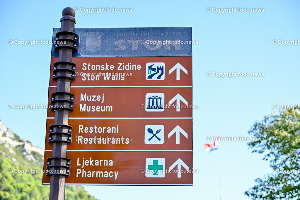 Kroatien_ Ston_ 12.10.2023-29 | 12.10.2023, Kroatien, HRV, Ston im Bild Stadtansichten, Gebauede, Mauer, Gastronomie, Tourismus, Touristen, Sehenswuerdigkeiten

Ston ist eine Kleinstadt auf der Halbinsel Pelješac im Sueden Kroatiens. Sie gehoert zur Gespanschaft Dubrovnik-Neretva. Die Befestigungen um die Stadt kontrollierten den Zugang zum Pelješac.