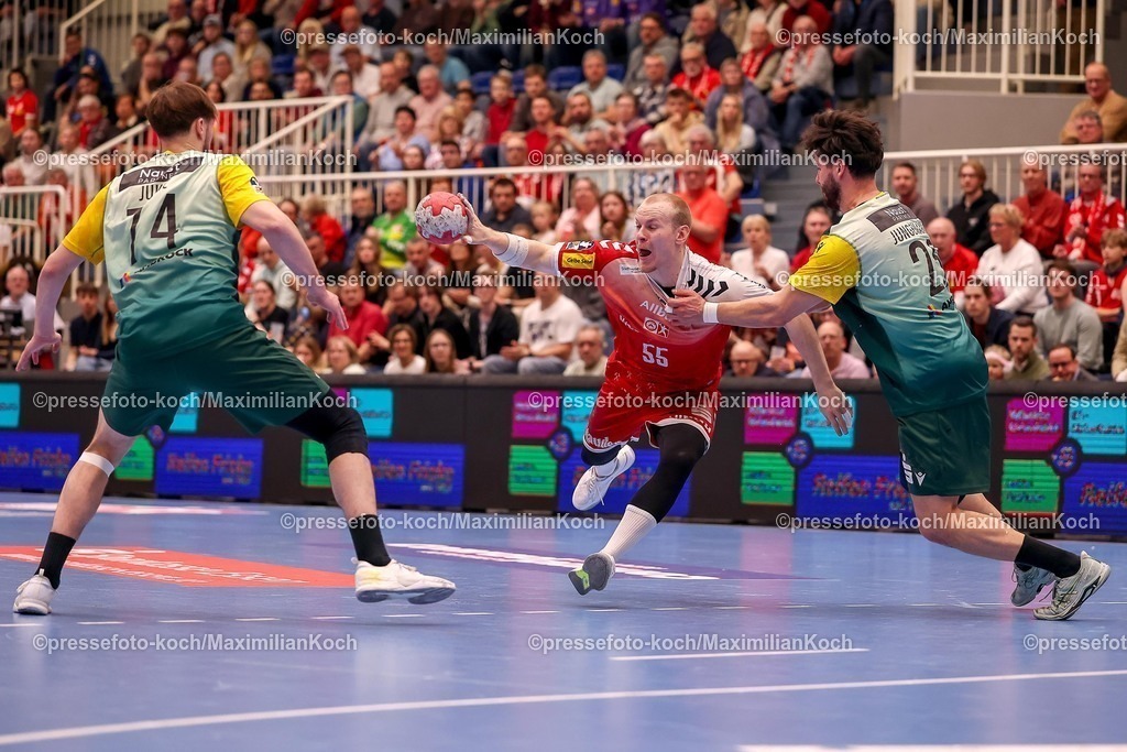 TUSEM06032601063 | 06.03.2026, Handball, 2. Handballbundesliga  Herren, Saison 2025 / 2026, 23. Spieltag, TuSEM Essen - VfL Eintracht Hagen: Oskar Kostuj (TuSEM Essen #55) im Zweikampf gegen  Josip Jukic (VfL Eintracht Hagen #74) Philip Jungemann (VfL Eintracht Hagen #25) 