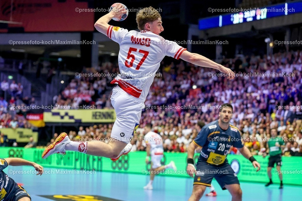 EHF17012601031 | 17.01.2026, Handball, Men's EHF EURO 2026, Österreich - Spanien, Jyske Bank Boxen in Herning, Dänemark, Preliminary Round:  Jakob Nigg (Austria #57) wurft auf das Tor