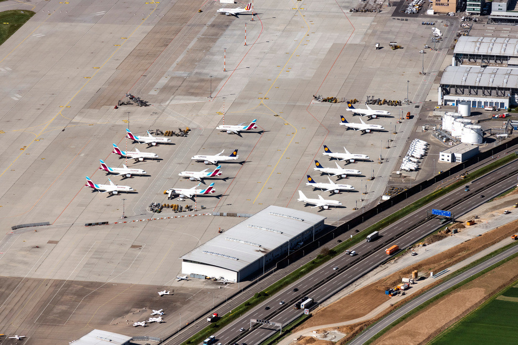 dr__0050997.jpg | STUTTGART 22.04.2020 Abfertigungs- Gebäude und Terminals auf dem Gelände des Flughafen in Stuttgart im Bundesland Baden-Württemberg, Deutschland. Weiterführende Informationen bei: Flughafen Stuttgart GmbH. // Dispatch building and terminals on the premises of the airport in Stuttgart in the state Baden-Wurttemberg, Germany. Further information at: Flughafen Stuttgart GmbH. Foto: Daniel Reiter