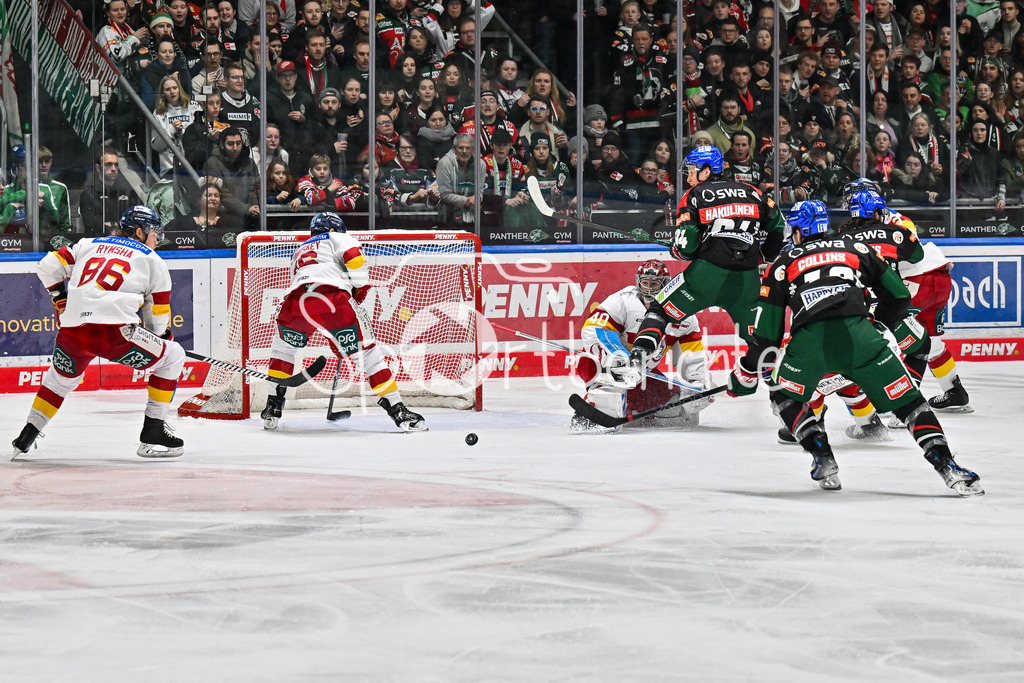 Augsburger Panther - Düsseldorfer EG | Die DEG kann in letzter Sekunde klaeren / Torchance / DEL: Augsburger Panther - Duesseldorfer EG, Curt Frenzel Stadion am 04.03.2025