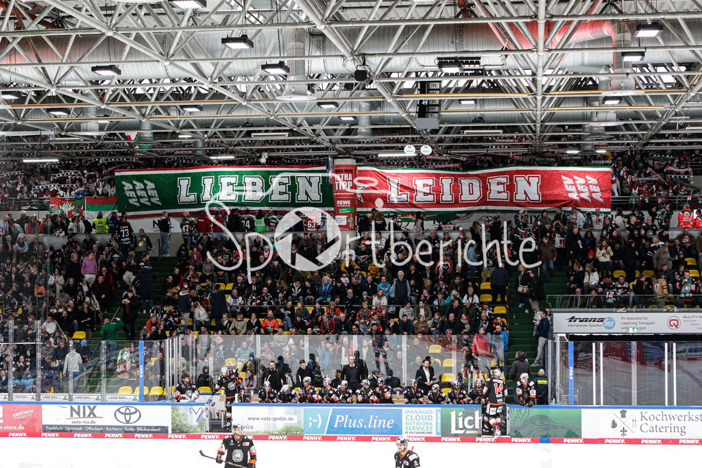 Löwen Frankfurt - Augsburger Panther | Die Fans der Augsburger zeigen zu Beginn des letzten Drittels eine schoene Choreographie / Ultras AEV