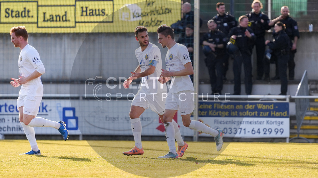 Fußball, Herren, Saison 2025/2026, Regionalliga Nordost, 24. Spieltag, FSV 63 Luckenwalde vs. 1.FC Lokomotive Leipzig, Samstag 28.02.2026, Werner-Seelenbinder-Stadion Luckenwalde, | Fußball, Herren, Saison 2025/2026, Regionalliga Nordost, 24. Spieltag, FSV 63 Luckenwalde vs. 1.FC Lokomotive Leipzig, Samstag 28.02.2026, Werner-Seelenbinder-Stadion Luckenwalde, Im Bild: Farid Abderrahmane (l. Leipzig) und Alexander Siebeck (r. Leipzig) - Realisiert mit Pictrs.com