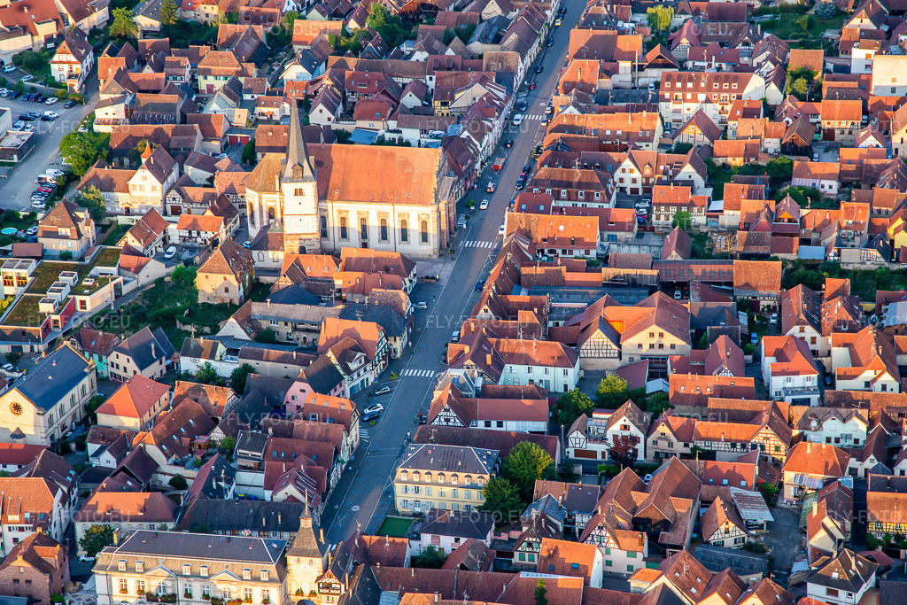 Vue aérienne: Rue du Gén de Gaulle avec l'Eglise catholique Saint-Etienne à Rosheim dans le département Bas Rhin, France – .Photo: IMG_137989.jpg prise le 19/08/2023 par Werner Riehm/FLY-FOTO.eu – Résolution de l'original: 5109 x 3406 px – Bienvenue à Rosheim