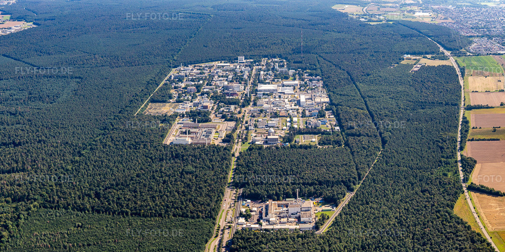 Luftbild: KIT-Campus Nord aus Norden im Ortsteil Leopoldshafen in Eggenstein-Leopoldshafen im Bundesland Baden-Württemberg in Deutschland. Foto: IMG_128061-Pano.jpg vom 12.08.2021 durch Werner Riehm/FLY-FOTO.deAuflösung des Originals: 6850 x 3425 px