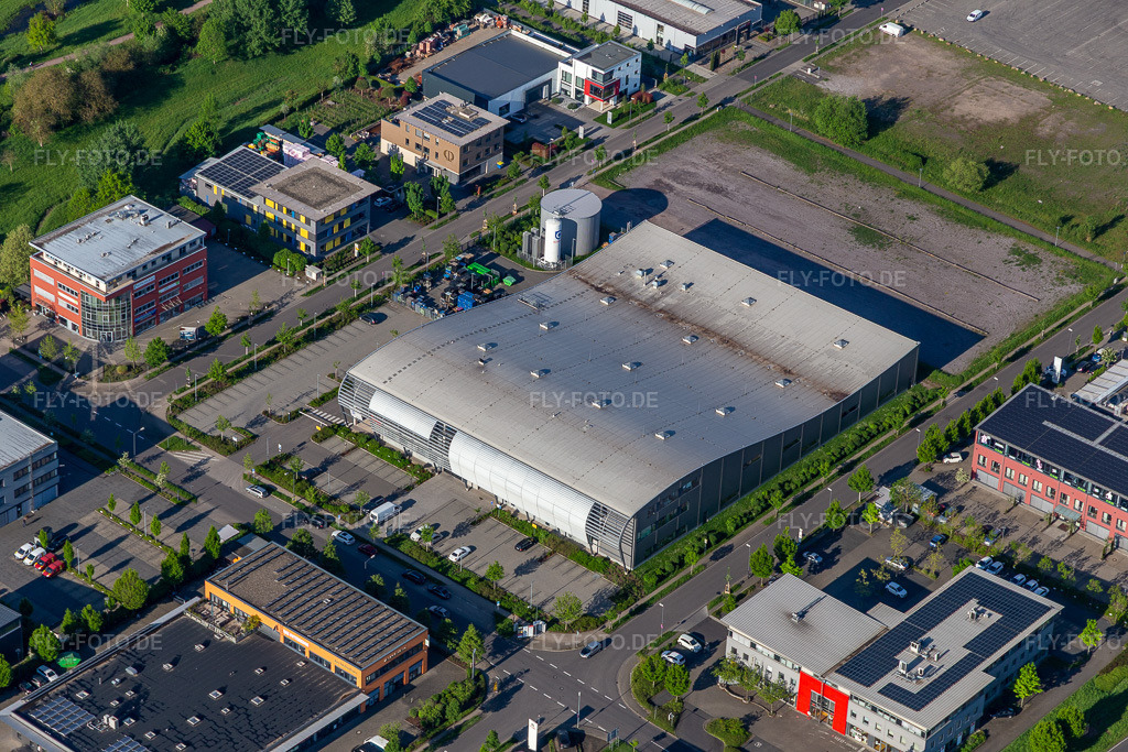 Luftbild: Eberspächer Controls Landau GmbH & Co. KG im Ortsteil Queichheim in Landau im Bundesland Rheinland-Pfalz in Deutschland. Foto: IMG_131352.jpg vom 07.05.2022 durch Werner Riehm/FLY-FOTO.de