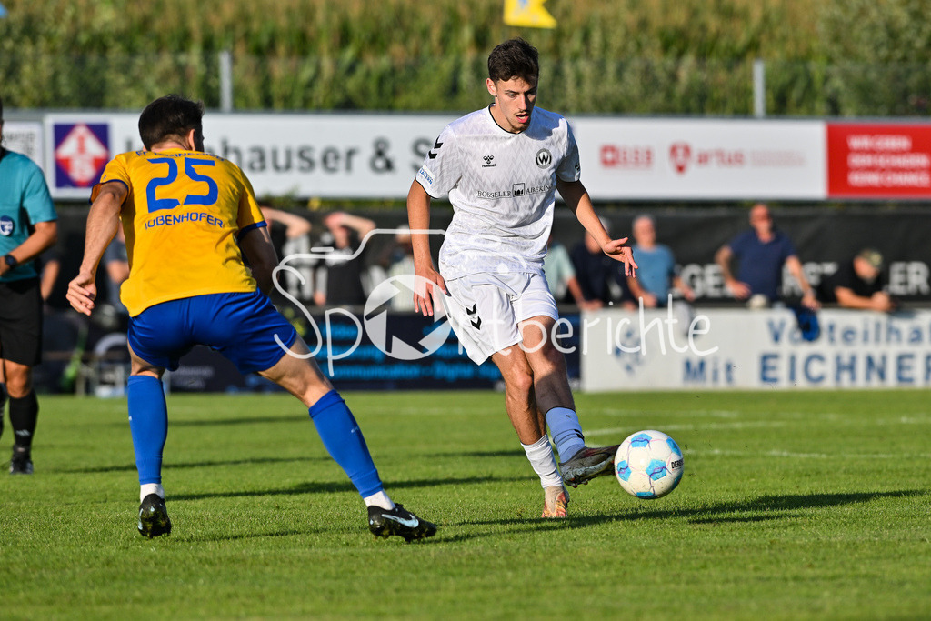 FC Pipinsried - SV Wacker Burghausen | im Duell Benedikt LOBENHOFER (FCP #25) und Noa-Gabriel SIMIC (SV Wacker Burghausen 16) / Zweikampf / Landespokal Bayern: FC Pipinsried - SV Wacker Burghausen; Küchenstadel-Arena am 26.08.2025