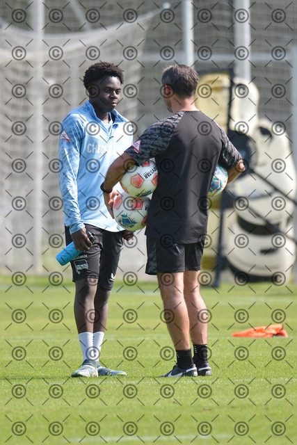 RGE_5767b | Hertha BSC, 2.Bundesliga, Herren, Training, von li. Enoch Oluwajimi Adetokunbo Adelenu, U-19 ( Hertha BSC ), Michael Hartmann, U-19 Trainer ( Hertha BSC ), Saison 2025/26, Foto:  Ralf Gebhardt - Realisiert mit Pictrs.com