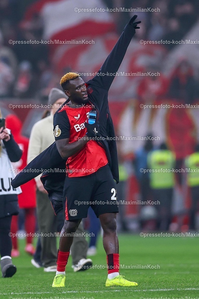 DFB05022502356 | 05.02.2025, Fußball, DFB-Pokal Viertelfinale, Bayer 04 Leverkusen - 1.FC Köln, BayArena, Saison 2024 2025: Victor Boniface (Bayer04 Leverkusen #22) zieht sich eine Warme Jacke anDFB regulations prohibit any use of photographs as image sequences and or quasi-video.