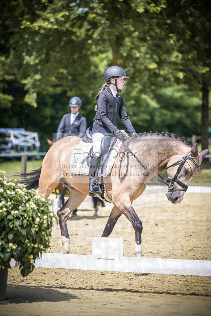DOS_2926 | Entdecke hochwertige Reitturnierfotos von Foto Oger. Professionell, emotional und authentisch – jetzt Lieblingsmomente im Shop bestellen.Deutschlandweite Turnierfotografie. - Realisiert mit Pictrs.com