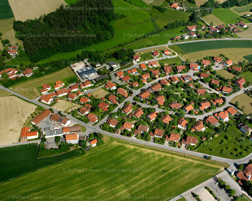 2600911 | PLEISKIRCHEN 09.06.2006 Wohngebiet einer Einfamilienhaus- Siedlung  in Pleiskirchen im Bundesland Bayern, Deutschland // Single-family residential area of settlement  in Pleiskirchen in the state Bavaria, Germany Foto: Gerhard Launer