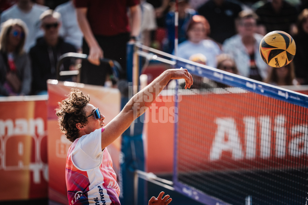 Beachvolleyball | Männer | Allianz German Beach Tour 2025 | Tourstop Düsseldorf | 17.05.2025 | Hennes Nissen beim Angriff