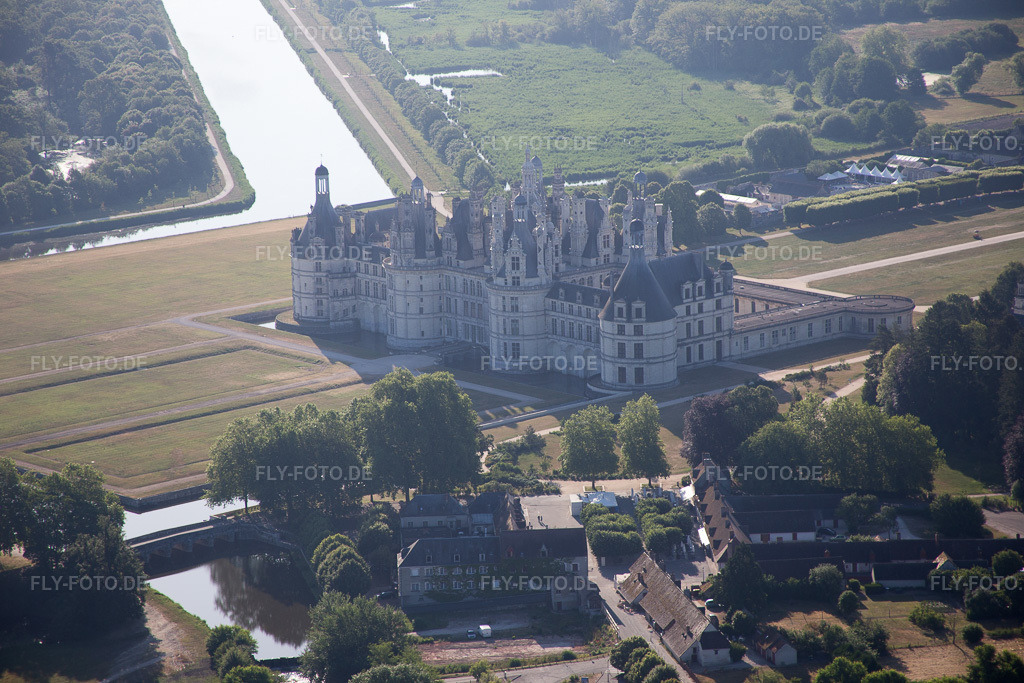 Luftbild: Ortsansicht in Chambord im Bundesland Loir-et-Cher in Frankreich. Foto: IMG_082118.jpg vom 20.06.2015 durch Werner Riehm/FLY-FOTO.de