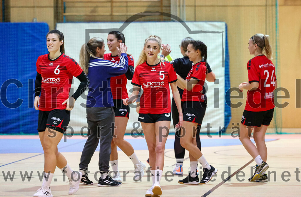 2022-11-05_010_SpVgg_Altenerding_gegen_SpVgg_Erdweg | Erding, Deutschland, 05.11.2022:
Handball, Bezirksoberliga Frauen Altbayern 2022 / 2023, 3. Spieltag, SpVgg Altenerding gegen SpVgg Erdweg, Endergebnis: 27:16

Anna Wallner (SpVgg Erdweg, #6), Trainer Corina Nefzger (SpVgg Erdweg), Monika Thätter (SpVgg Erdweg, #5), Christina Braun (SpVgg Erdweg, #24)

Foto: Christian Riedel / fotografie-riedel.net