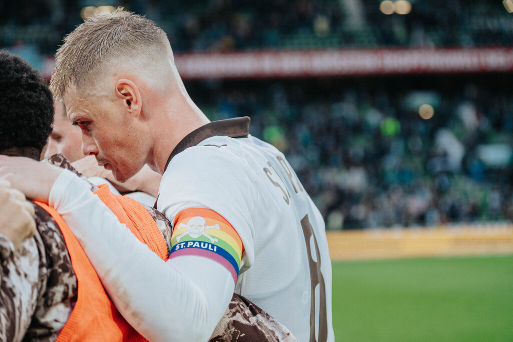 FCP04923 | Der offizielle Shop für FC St. Pauli Fotos. Wähle aus Spielszenen & Fanmomenten dein FCSP Wunschformat. Wir liefern Millerntor-Atmosphäre.