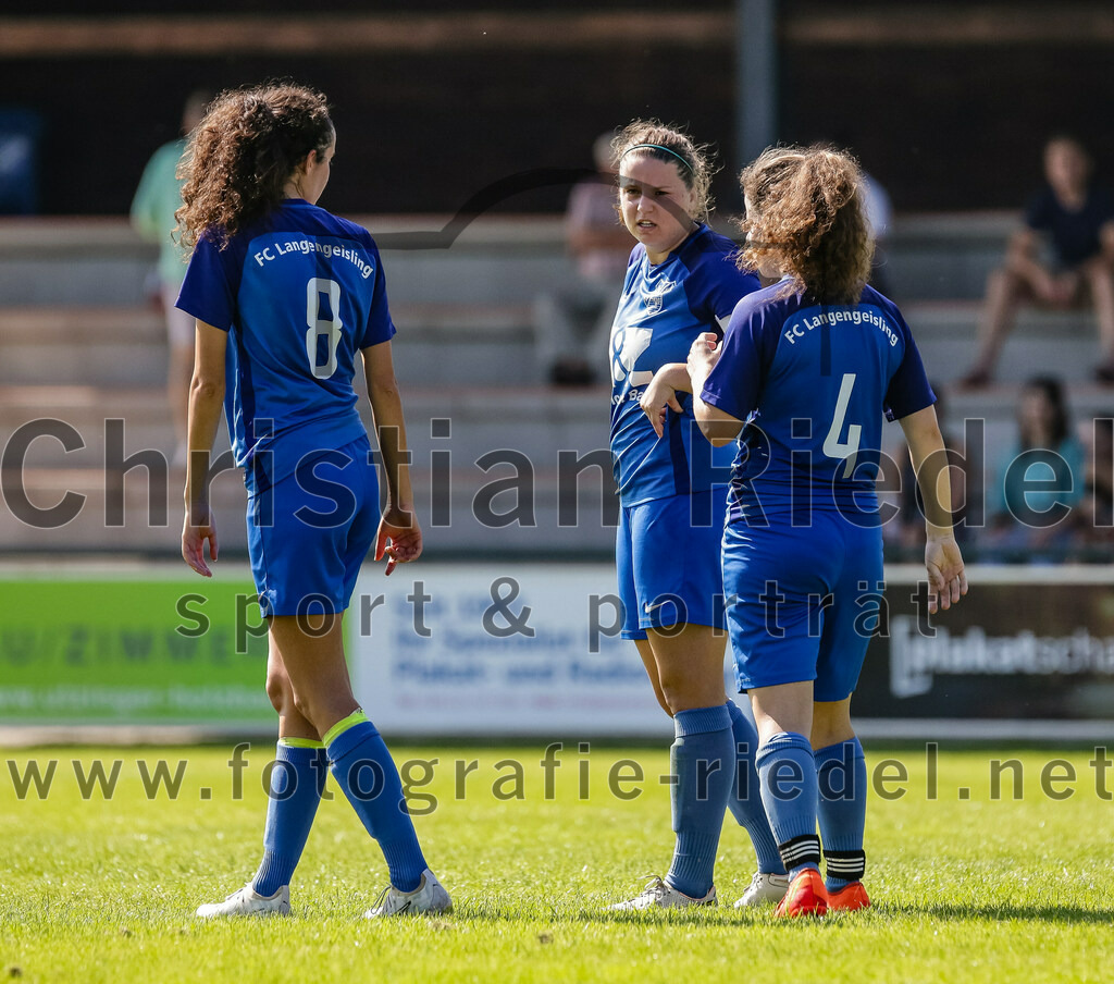 2023-09-09_001_FC_Langengeisling_gegen_TV_1864_Altoetting | Erding, Deutschland, 09.09.2023:
Fußball, Bezirksoberliga 2023 / 2024, 2. Spieltag, FC Langengeisling gegen TV 1864 Altötting, Endergebnis: 2:3

Sandra Zeilhofer (FC Langengeisling, #8), Carina Sedlmeier (FC Langengeisling, #19), Monika Bichlmaier (FC Langengeisling, #4)

Foto: Christian Riedel / fotografie-riedel.net