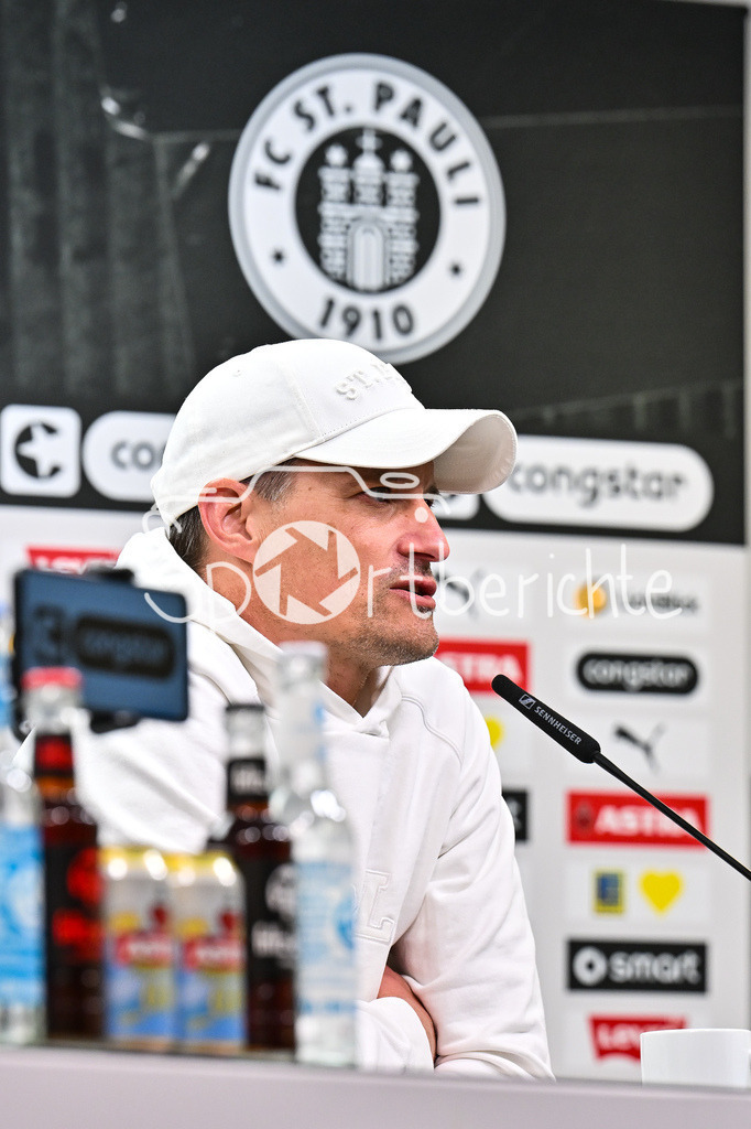 FC St. Pauli - FC Bayern München | ST. PAULI, DEUTSCHLAND - 11. APRIL: im Bild Alexander BLESSIN Trainer FC St. Pauli auf der Pressekonferenz / Einzelfoto / Freisteller nach dem Bundesligamatch zwischen dem FC St. Pauli und dem FC Bayern München am 29. Spieltag im Millerntor Stadion / DFL REGULATIONS PROHIBIT ANY USE OF PHOTOGRAPHS AS IMAGE SEQUENCES AND/OR QUASI-VIDEO