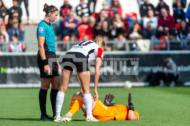 20240915NSZ_6205 | Laura Freigang (Eintracht Frankfurt,No.10) erkundigt sich nach ihrem Zusammenprall nach Friederike Repohl (Bayer Leverkusen,No.27)DEU, Leverkusen, 15.09.2024 Fußball, Google Pixel Frauen-Bundesliga, Saison 2024/2025, Bayer 04 Leverkusen - Eintracht Frankfurt - Realisiert mit Pictrs.com