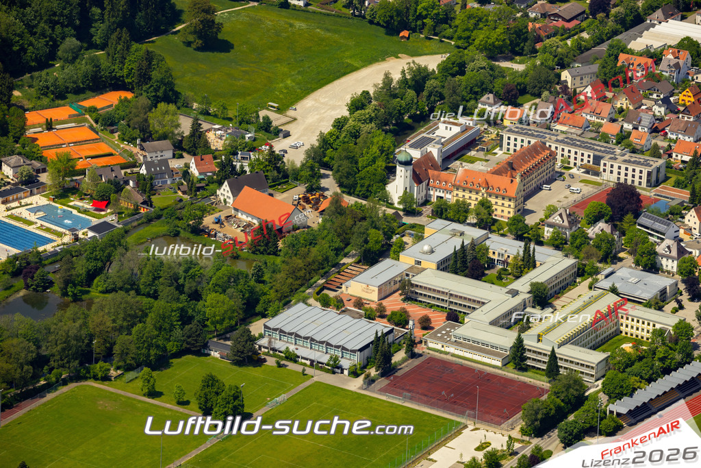 Das Luftbild zeigt Schule Mindelheim - Die Luftaufnahme wurde 2023 vom UL-Flugzeug aus erstellt ( keine Drohne ) - Hochauflösende Luftaufnahme - Für grossformatige Ausdrucke geeignet. Die Geschenkidee !Mit Lizenz und Bildrechte bestellbar