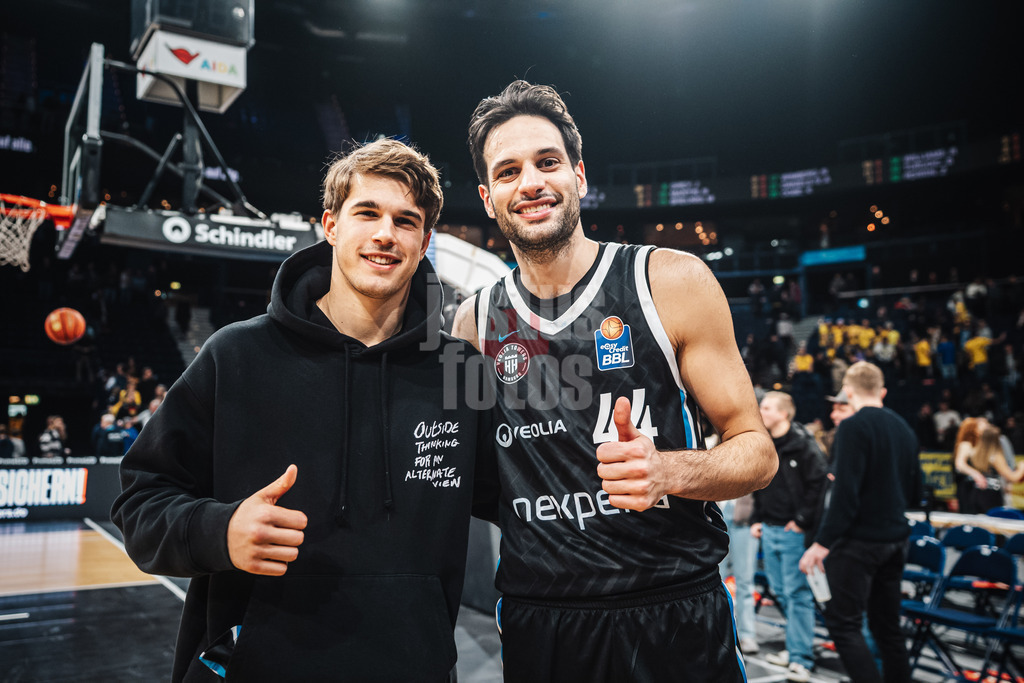 Basketball | Männer | Saison 2025/2026 | easyCredit Basketball Bundesliga | Veolia Towers Hamburg vs. ALBA BERLIN | 14.12.2025 | v.l. Luka Vuskovic (#44, HSV) und Benedikt Turudic (#44, Veolia Towers Hamburg)