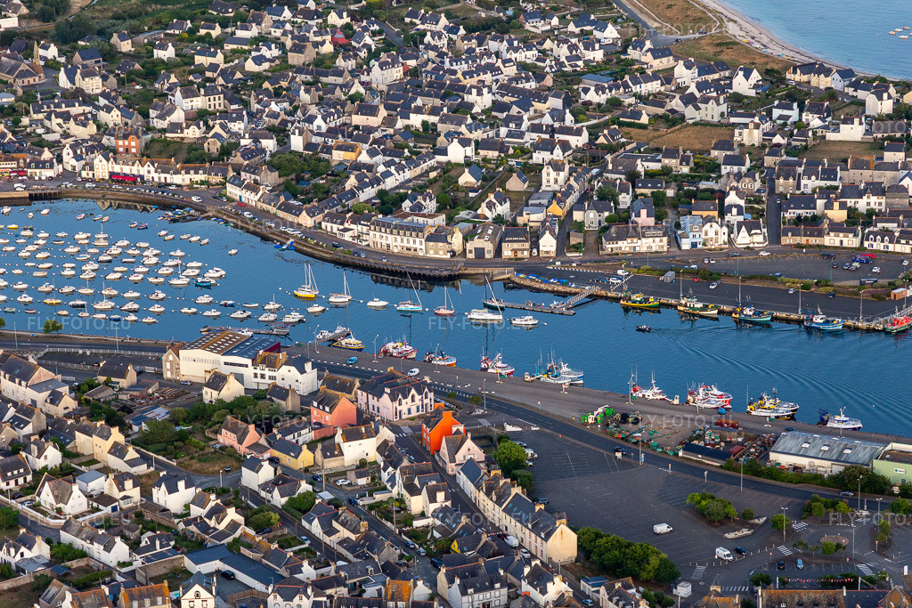 Vue aérienne: Port de Guilvinec-Treffiagat à Treffiagat dans le département Finistère, France. Photo: IMG_132647.jpg prise le 17/06/2022 par Werner Riehm/FLY-FOTO.eu – Résolution de l'original: 5472 x 3648 px