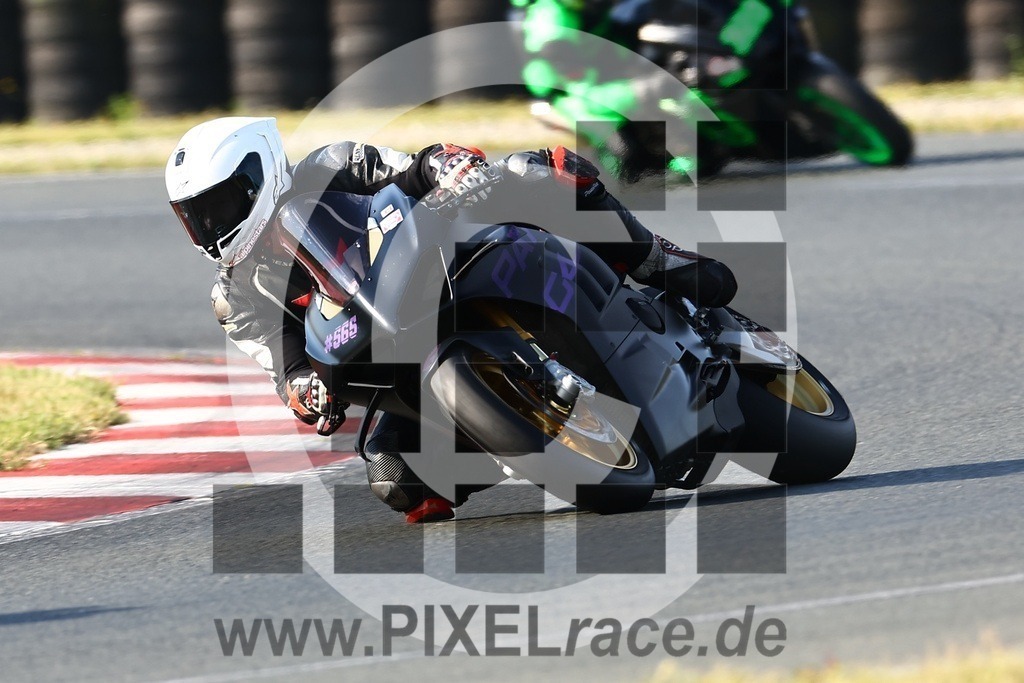 0565-20240720_00196 | Schöne Erinnerungen an spannende Momente - das festzuhalten ist unser Job. PIXELrace.de ist seit 2003 auf den Rennstrecken Europas unterwegs um die Action draußen beim Fahren und die wunderbare Stimmung imm Fahrerlager für euch einzufangen.