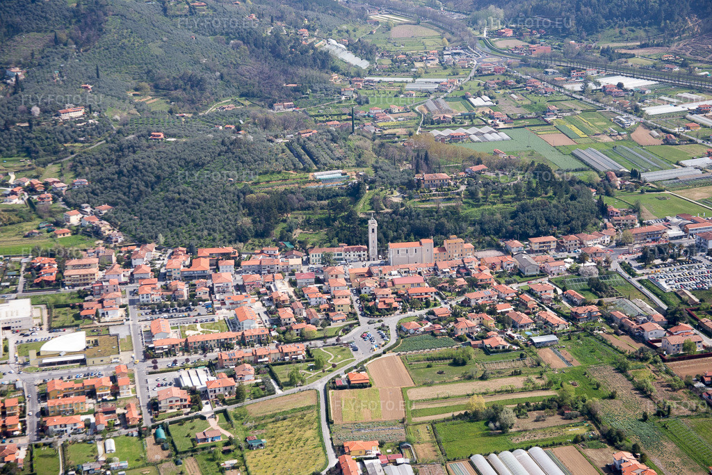 Vue aérienne: Vue de la ville à Capezzano Pianore dans le département Toscane, Italie – .Photo: IMG_087213.jpg prise le 04/04/2016 par Werner Riehm/FLY-FOTO.eu – Résolution de l'original: 5472 x 3648 px