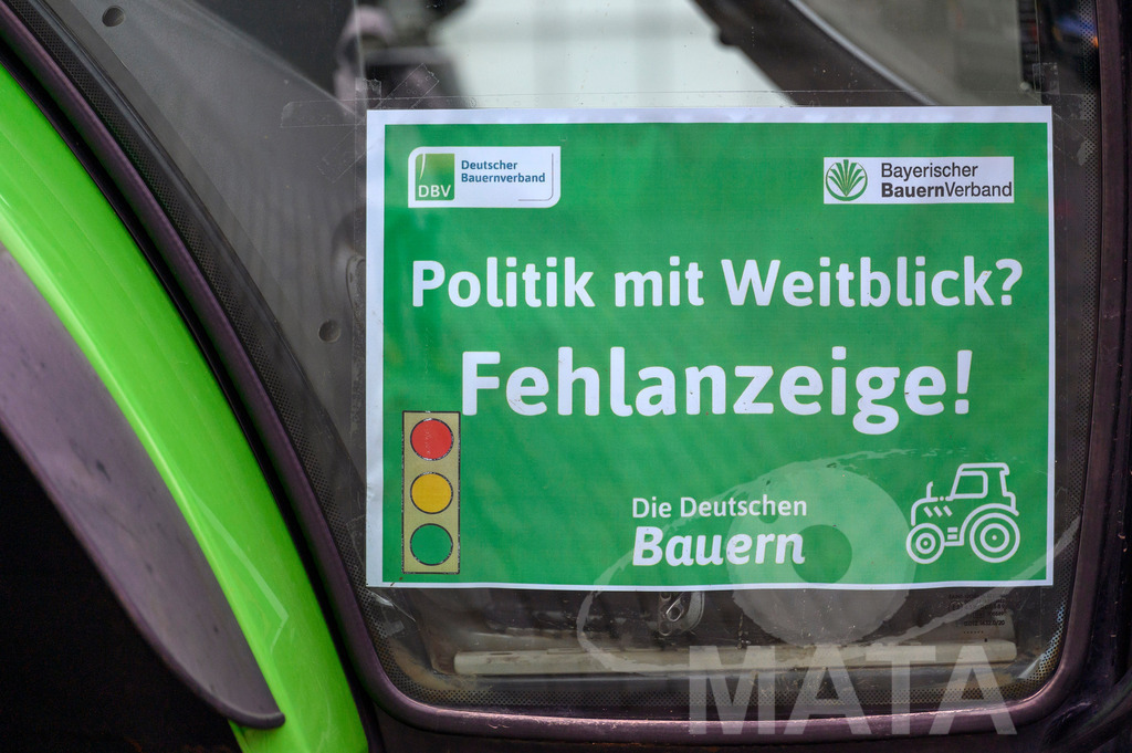 _DWA4125 | Bauerndemo gegen Agrarpolitik der Bundesregierung  auf dem Straße Obstmarkt und Hauptmarkt . Nürnberg, 08.01.2024 - Realisiert mit Pictrs.com