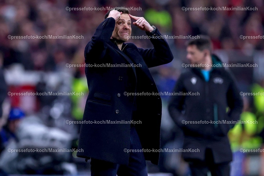 UCL11032502354 | 11.03.2025, Fußball, UEFA Champions League, Bayer 04 Leverkusen - FC Bayern München, Achtelfinale Rückspiel, BayArena, Saison 2024 2025: Cheftrainer Xabi Alonso (Bayer 04 Leverkusen Trainer) steht wild gestikulierend an der Seitenlinie Gestik Mimik aufgebrachtDFB regulations prohibit any use of photographs as image sequences and or quasi-video.