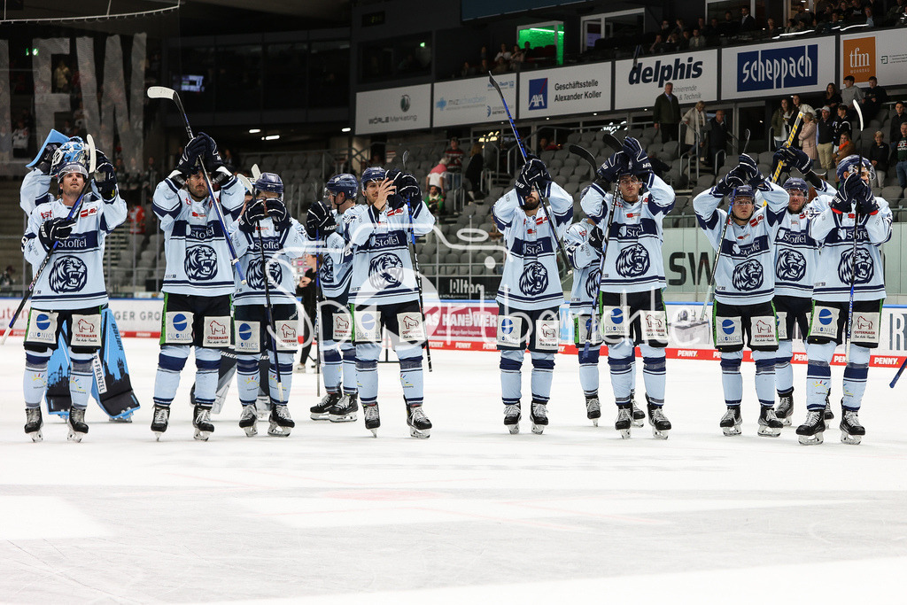 Augsburger Panther - Straubing Tigers | Das Team der Straubing Tigers feiert nach dem Sieg in Augsburg zusammen mit den mitgereisten Fans /