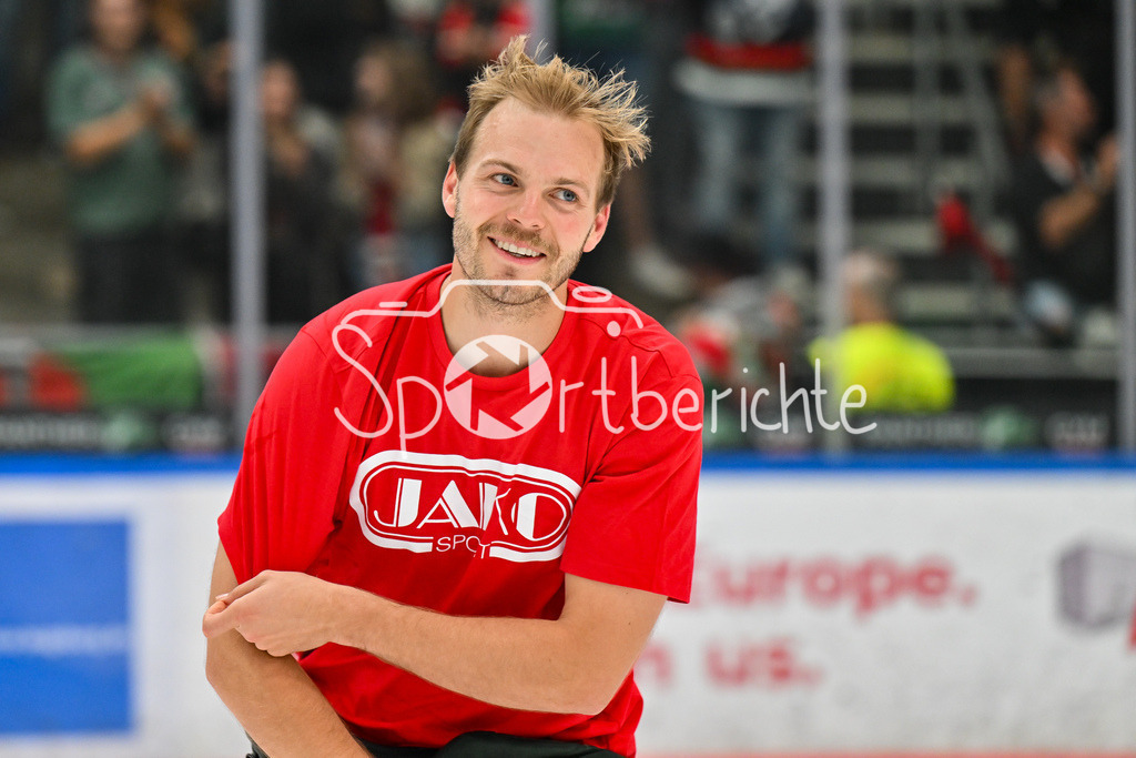 Augsburger Panther - Iserlohn Roosters | Die Augsburger Panther feiern zusammen mit ihren Fans den Heimsieg gegen Iserlohn / Penny DEL: Augsburger Panther - Iserlohn Roosters; Curt Frenzel Stadion am 21.09.2025 / im Bild Michael GARTEIG (Augsburger Panther 34