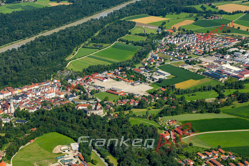 Aktuelles Luftbild von  Tittmoning - Die Luftaufnahme wurde 2022 mittels UL-Flugzeug erstellt ( keine Drohne ) - hochauflösende Kamera-Systeme von  Canon -Beste Qualität - Für grossformatige Ausdrucke geeignet. Die Geschenkidee !