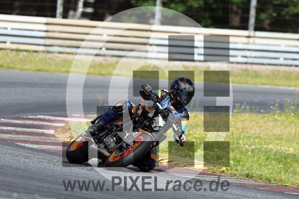 0790-20250714_10071 | Schöne Erinnerungen an spannende Momente - das festzuhalten ist unser Job. PIXELrace.de ist seit 2003 auf den Rennstrecken Europas unterwegs um die Action draußen beim Fahren und die wunderbare Stimmung imm Fahrerlager für euch einzufangen.