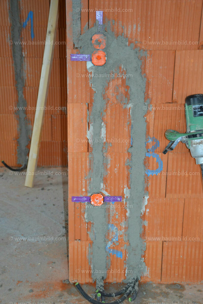 bib-lg17-elektroinstallation-0163 | Nach LV-Leistungsgruppen sortierte Detailfotos über den Bau eines Hauses. Alle Hausbau-Bilder direkt vom Urheber und Autor der Website Haus-Selber-Bauen.com