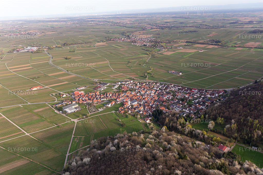 Luftbild:  in Eschbach im Bundesland Rheinland-Pfalz in Deutschland. Foto: IMG_131162.jpg vom 12.04.2022 durch Werner Riehm/FLY-FOTO.deMaschinen