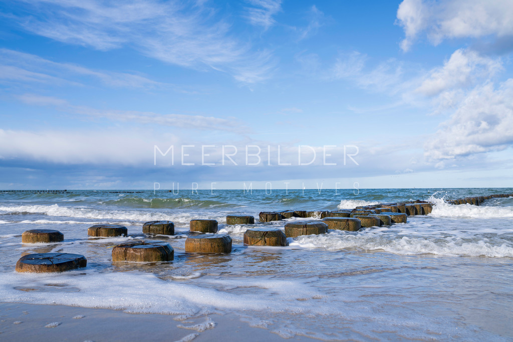Ostsee Bild mit Buhne | Dieses Strandbild mit Buhne in sanften Wellen an einem frischen sonnigen Morgen ist eine wunderschöne Darstellung der Ostsee. Die leichte Unschärfe im unteren Bildbereich verleiht dem Bild eine besondere Tiefe und Atmosphäre. Dieses Ostseemotiv eignet sich ideal für den Alu-Dibond Direktdruck oder als Butlerfinish® auf gebürstetem Aluminium, sowie für die klassische Leinwand. Holen Sie sich mit diesem Bild ein Stück Ostsee-Idylle nach Hause und genieße jeden Tag den Anblick dieses einzigartigen Motivs.
